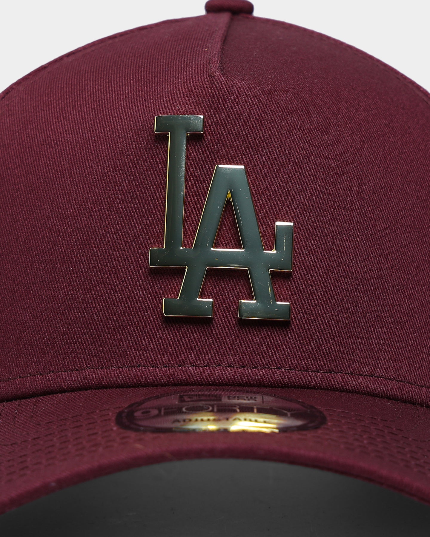 New Era Men's Los Angeles Dodgers Metal Badge 9FORTY A-Frame Snapback Maroon/Gold